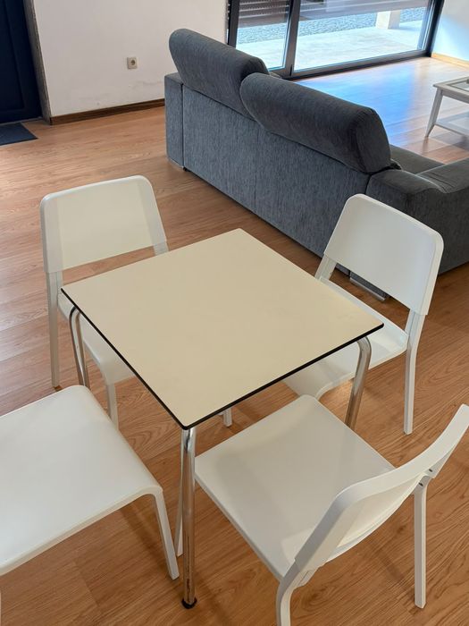 Mesinha com 4 cadeiras ikea