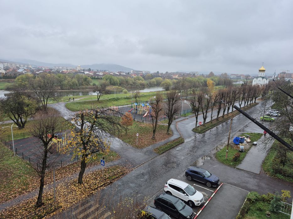 Здається двохкімнатна на набережній.Черемушки.