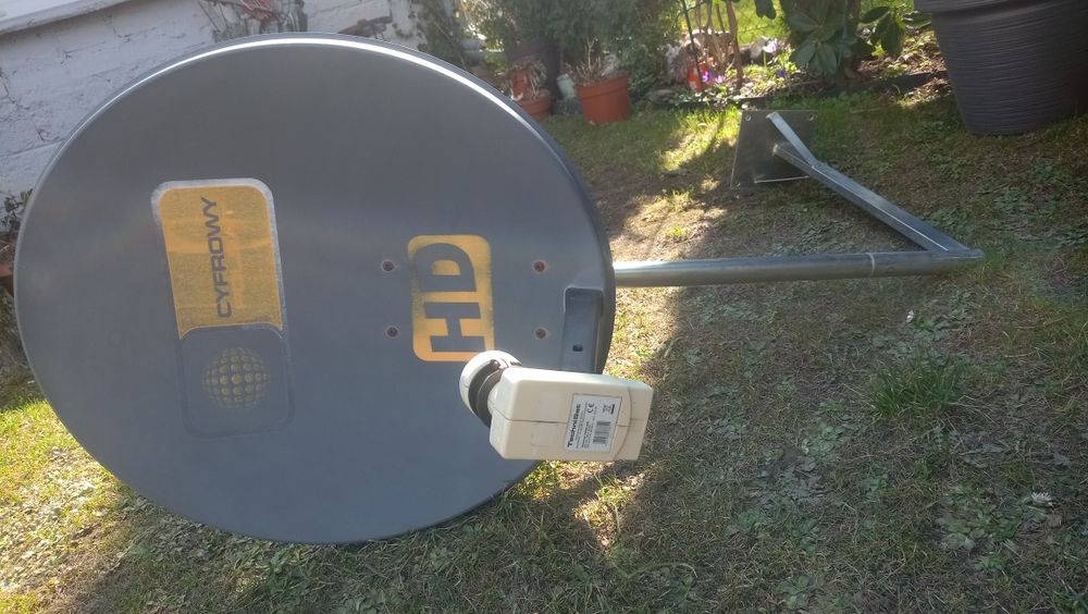 Antena satelitarną z uchwytem