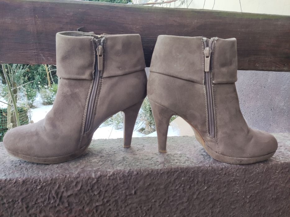Buty na wysokim obcasie z suwakami