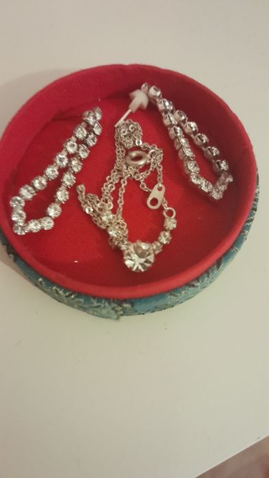 Conjunto brincos e fio brilhantes