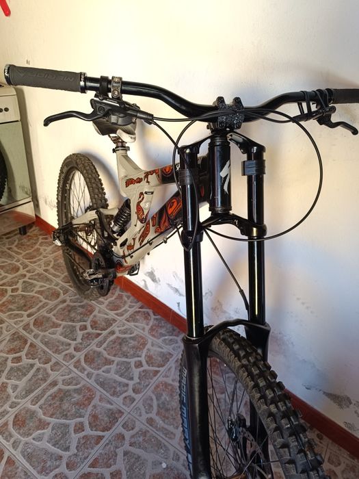 Bicicleta downhill big hit