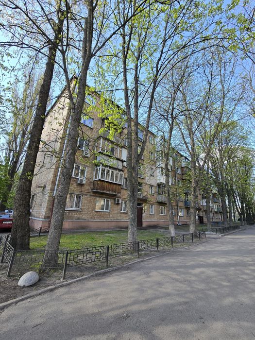 Продаж гостинка 18,6м2 свіжий ремонт! В 5хв метро Академмістечко!