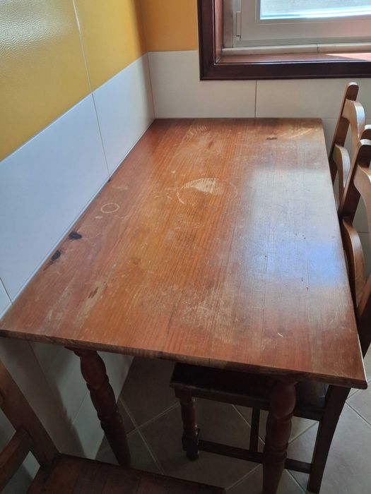 Mesa e cadeiras em madeira