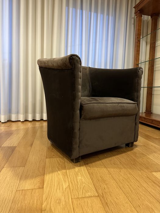 Poltrona castanha em veludo