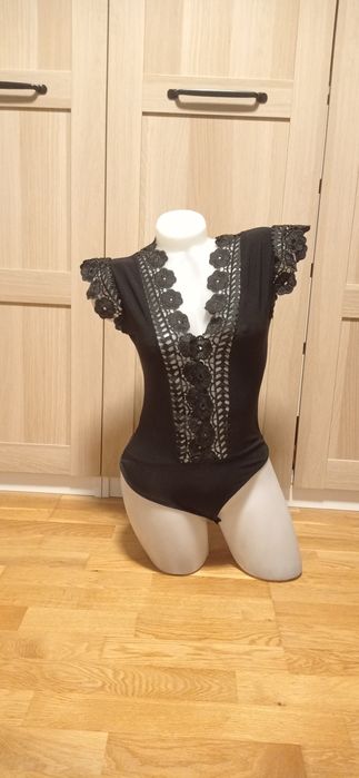 Mia Moda Made in Italy czarne body z szeroką koronką r.S