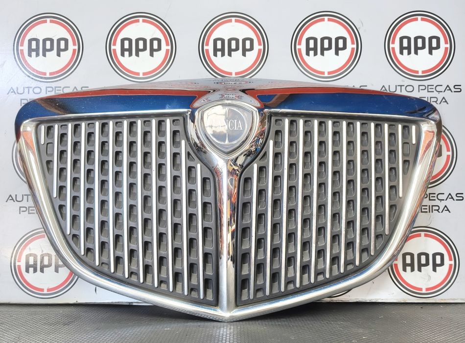 Grelha capot Lancia Ypsilon de 2007.