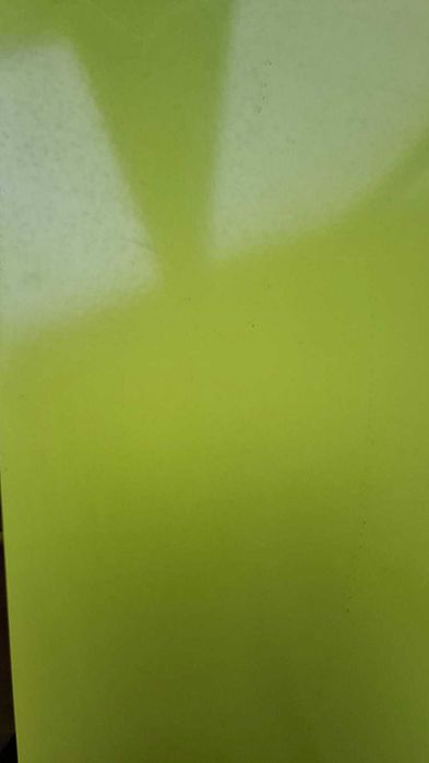 Móvel de três gavetas verde com rodinhas