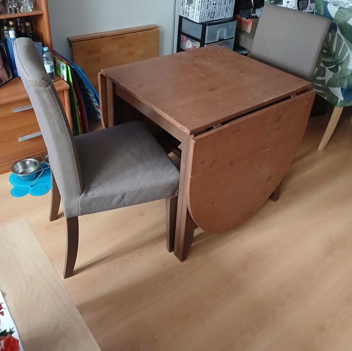 Mesa extensível e cadeiras