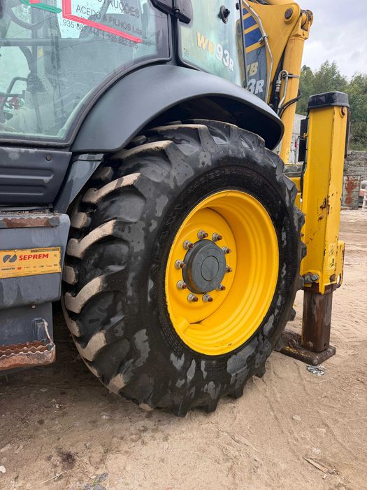 Retro-escavadora Komatsu WB93R-8 L3