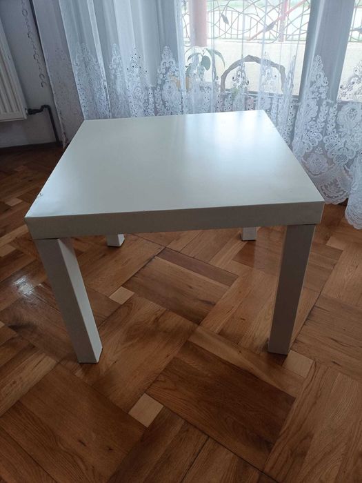 Mały stolik kwadratowy biały