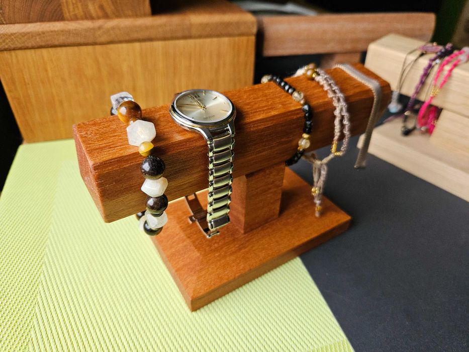 Stojak ekspozytor na zegarki bransoletki drewno Bangkirai olejowany