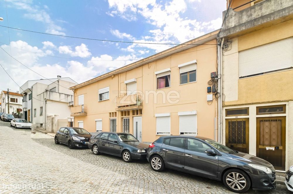 Prédio com 2 apartamentos e logradouro - Águas Santas, Maia