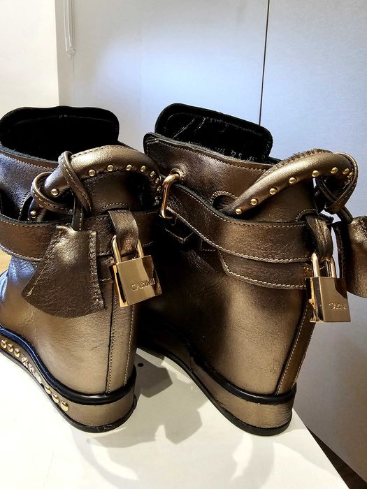 Buty na koturnie Carinii zloty ciemny