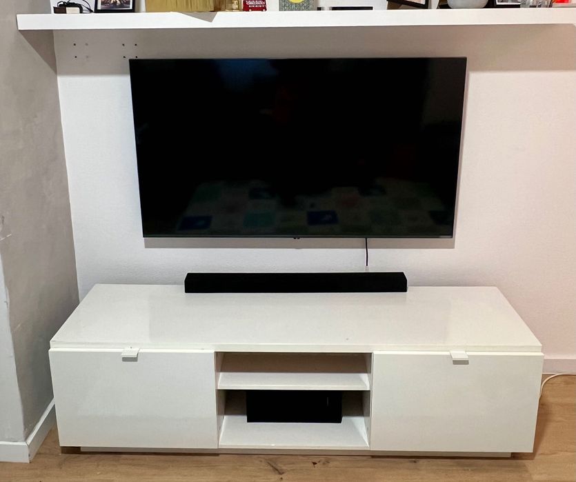 Consola de TV e prateleira