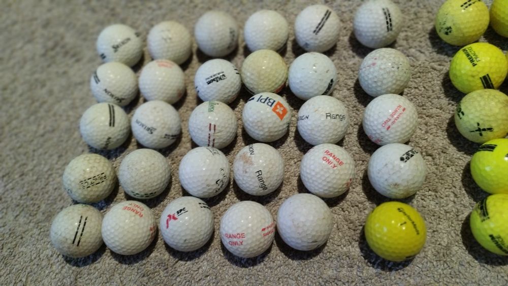 Lote de 70 bolas de golfe.