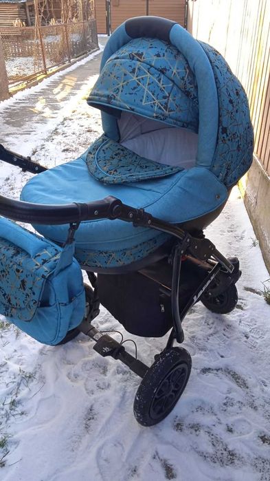 Продаю дитячу коляску Lorex у відмінному стані.


Ціна договірна.