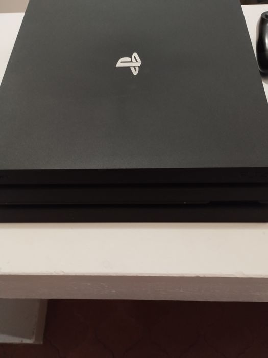 PS4 Pro em ótimo estado com 3 comandos