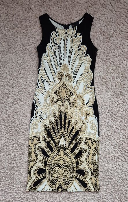 Elegancka dopasowana sukienka w etno wzory – rozmiar XXS/XS