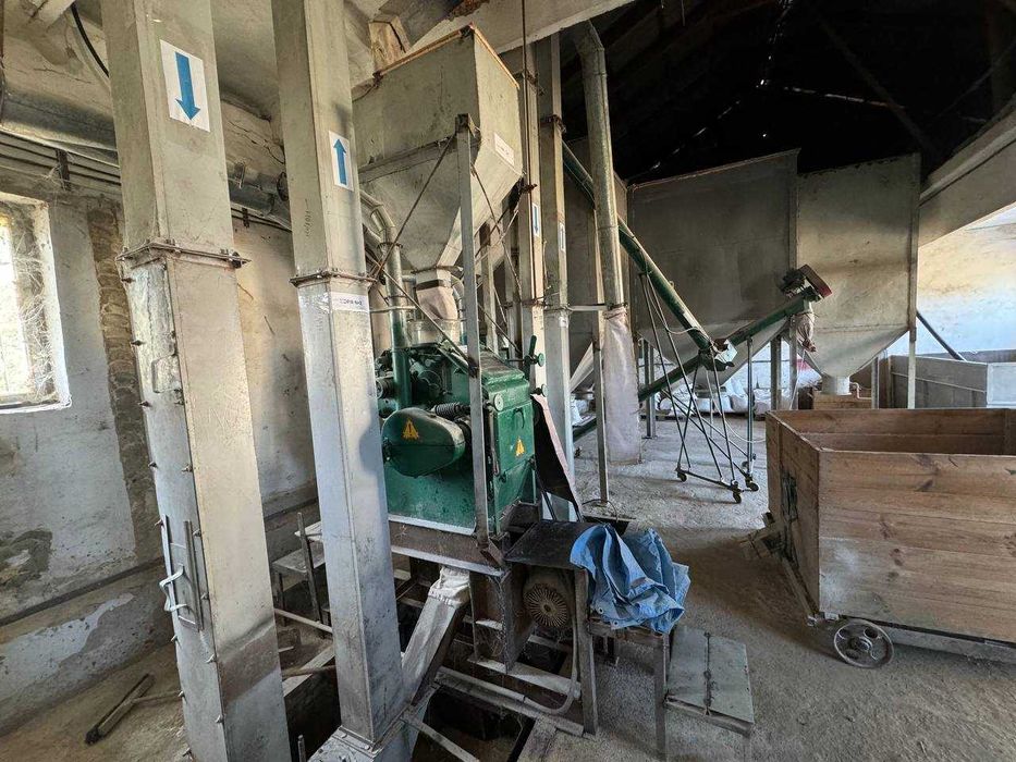 Продається виробничо-складськi примiщення з крупоцехом та обладнанням