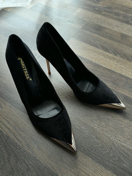 Туфлі лодочки човники на шпильці велюрові з гострим золотим носиком