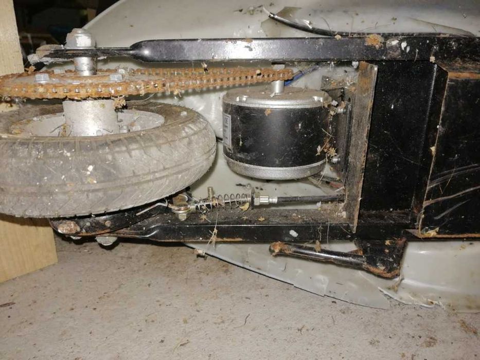 Elektryczna hulajnoga na częśći