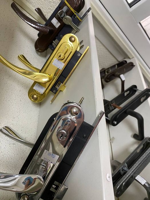 Ручки та замки для хвірток