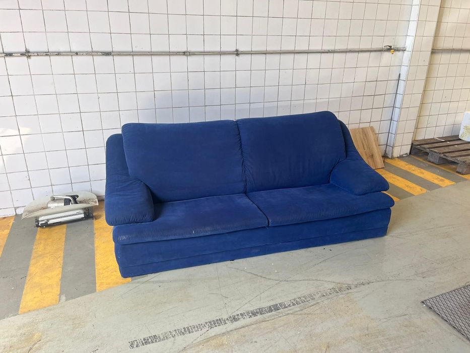 Sofá azul elétrico | Electric blue sofa | Canapé bleu électrique