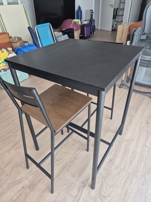 Mesa e cadeiras altas Ikea