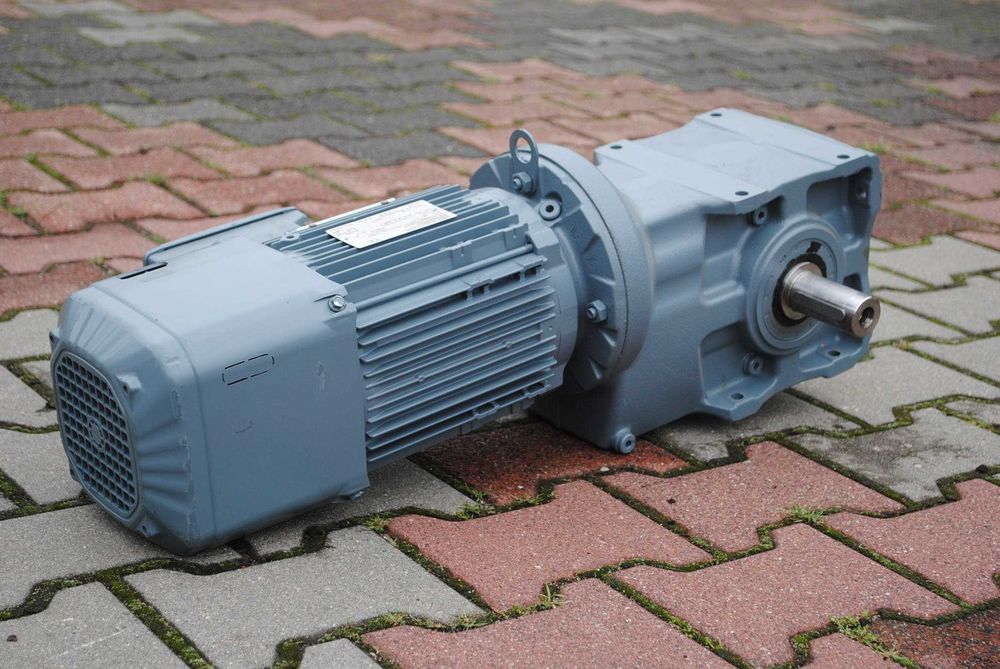 Motoreduktor kątowy 1.5kw. 33obr./min. z hamulcem. Firmy SEW