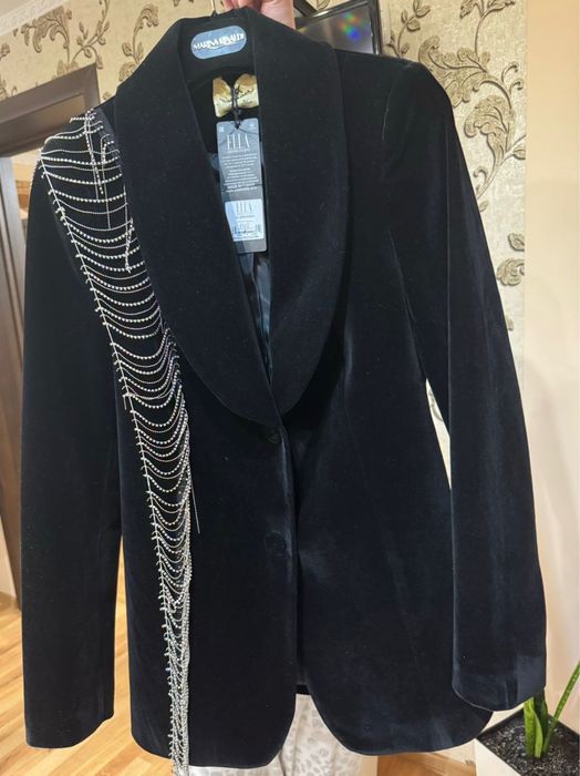 Елегантний оксамитовий піджак з декоративним оздобленням