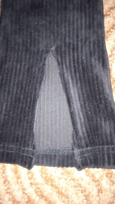 Чорні кльошні штани з розрізом,