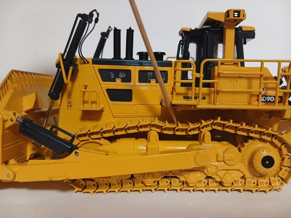 модель бульдозера , масштаб 1/43