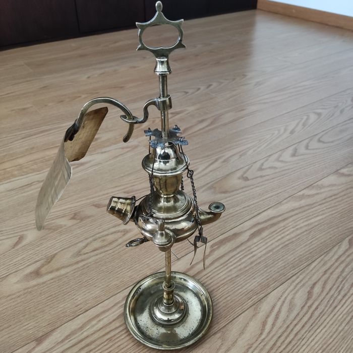 Lamparina em latão.