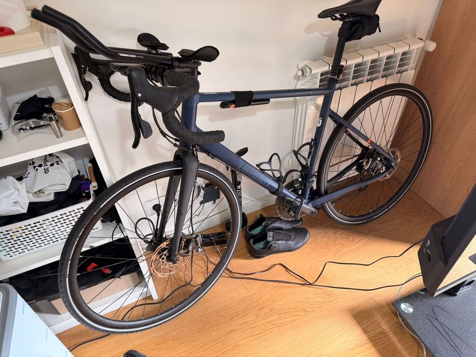 Bicicleta Estrada Triban RC 520 Tam L Microshift 10V + Rolo treino D100 Zwift + Acessórios