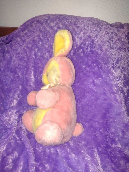 Coelhinho de peluche cor-de-rosa e amarelo
