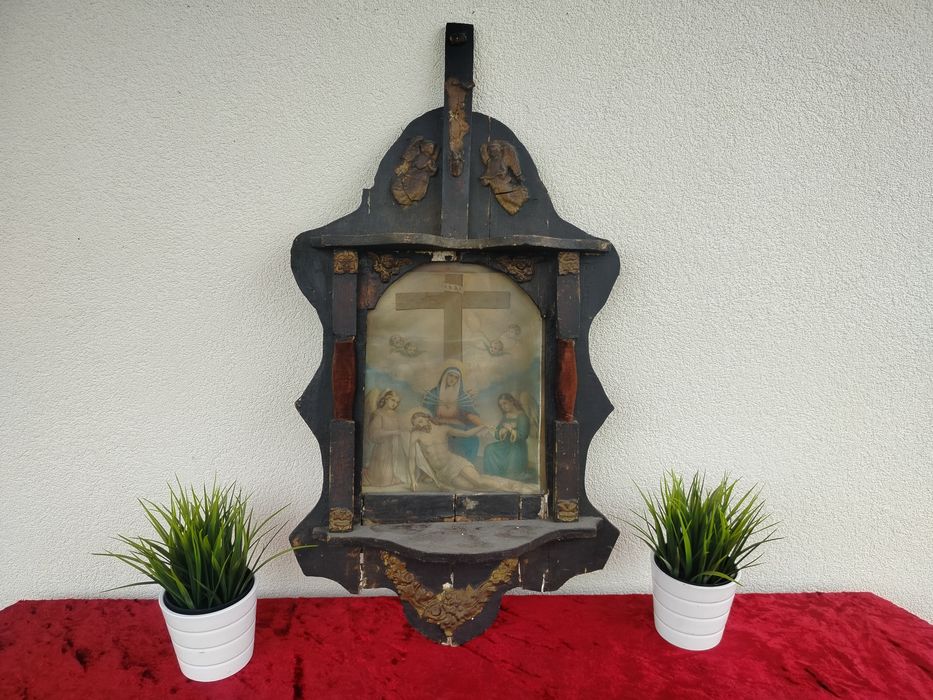 Urocza stara drewniana kapliczka ołtarzyk