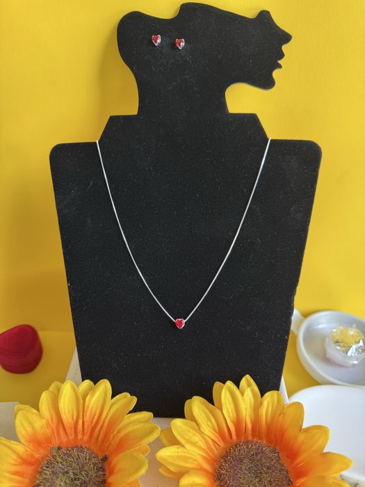 Conjunto mini coracao com pedras vermelhas folheado prata