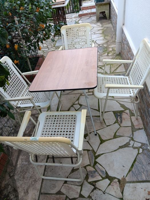 Conjunto de 4 cadeiras de plástico