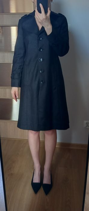 Czarny płaszcz Monton r.36, taliowany