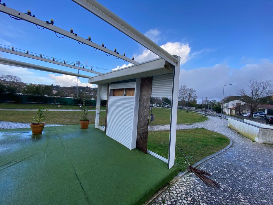 Pergola em alumínio com 10 mts x 4,15 mts. com cobertura e laterais de lona.