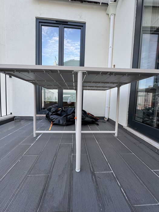 Mesa de metal e resina em bege Maisons du Monde