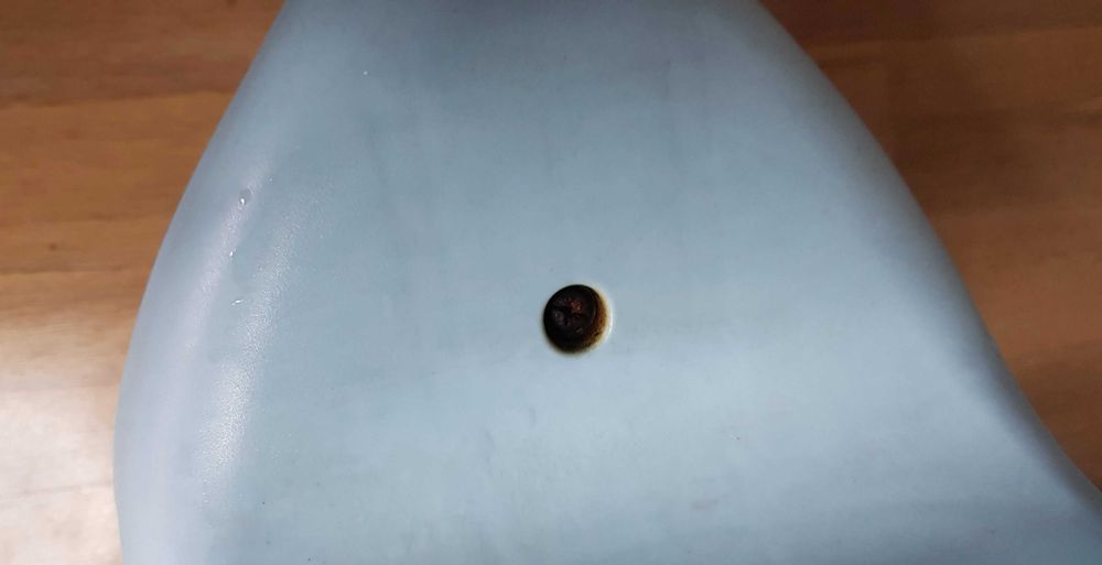 Niebieski rowerek trójkołowy z bagażnikiem dla dzieci Little Tikes