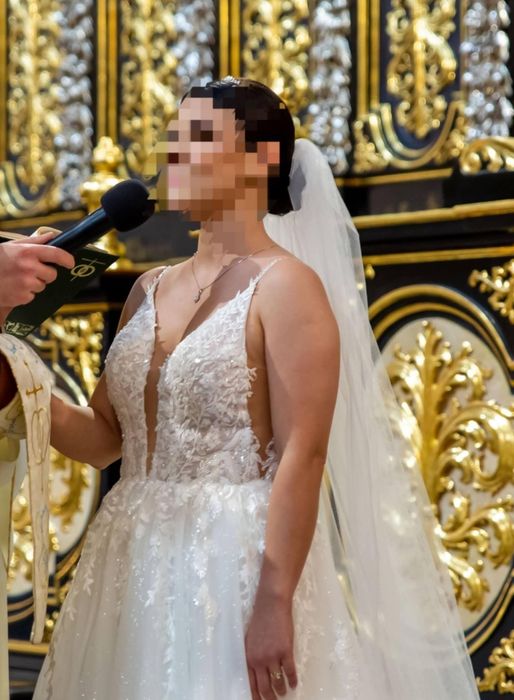 Suknia ślubna z welonem