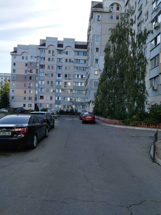 Продаж великої, дворівневої квартири на Митниці.