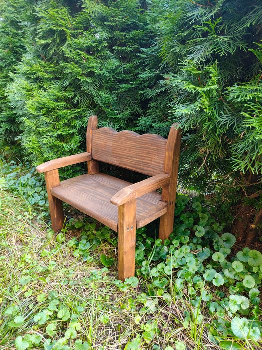 Ławeczka z drewna do sesji na roczek
