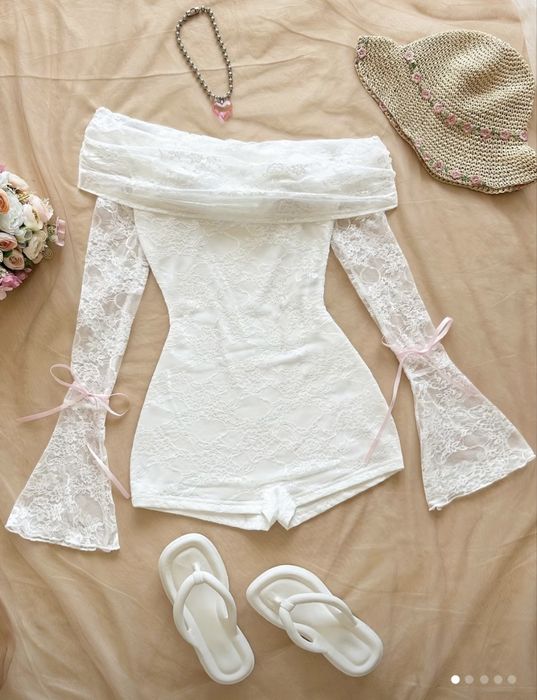 Білий комбінезон шорти з довгими рукавамм зі спущеними плечима