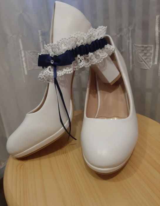 Туфли белые на каблуке