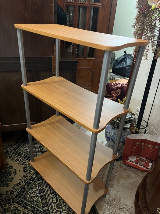 Secretaria e estante