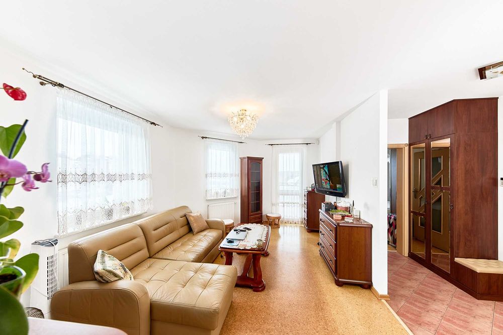 Sprzedam mieszkanie z oddzielnym garażem w bloku oraz meblami